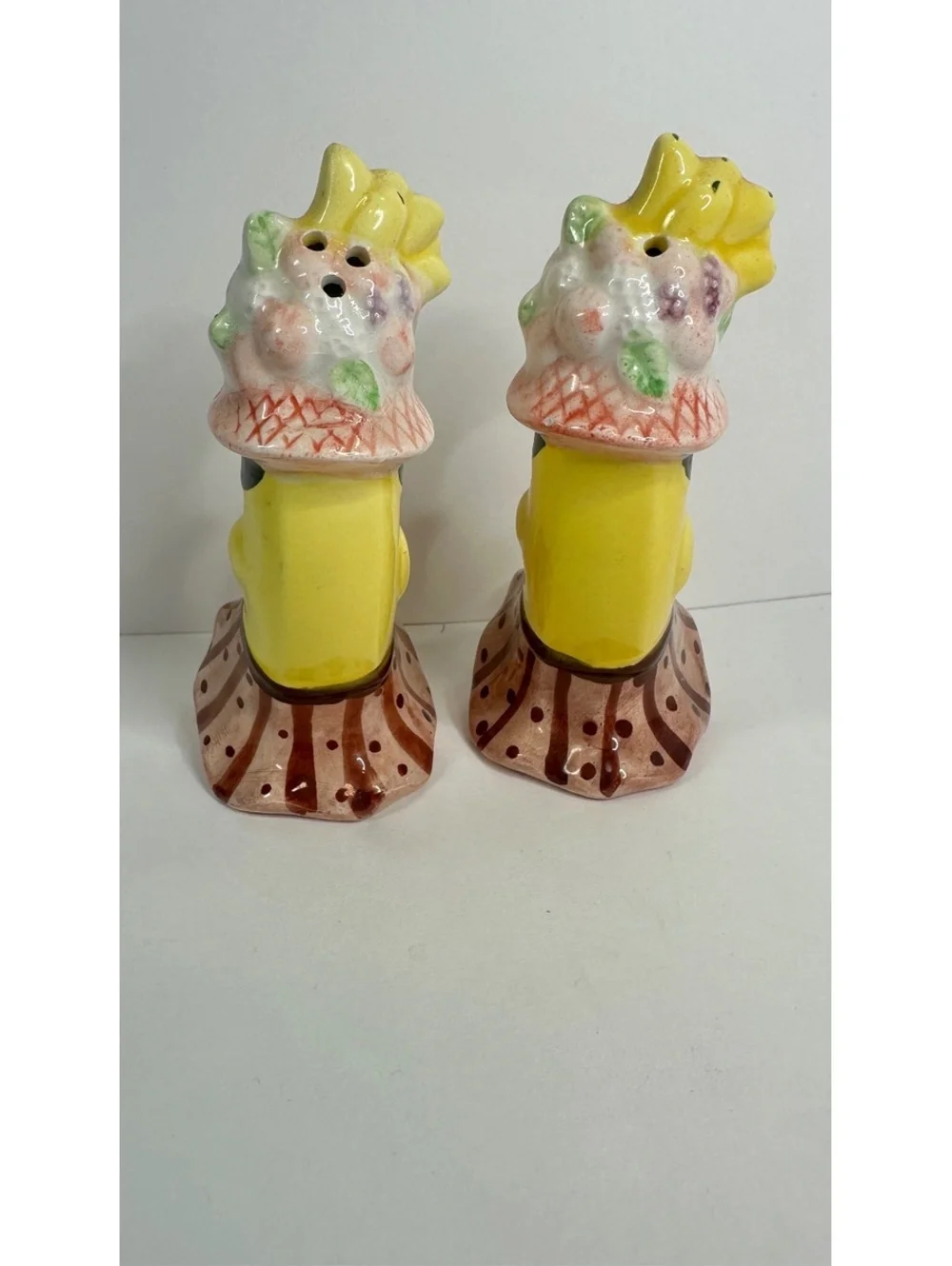 Vtg Dancing Bananas Salt & Pepper Shakers Anthropomorphic Fruit Hat Hula Kitschy